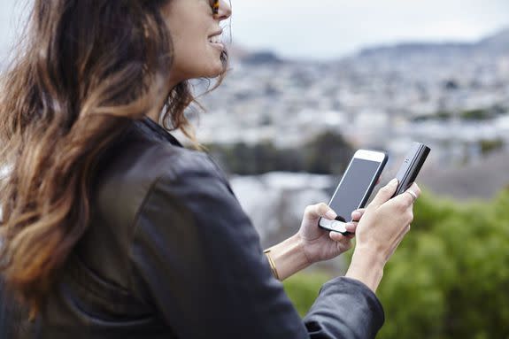 A woman controls the PAX 3 with her smartphone.