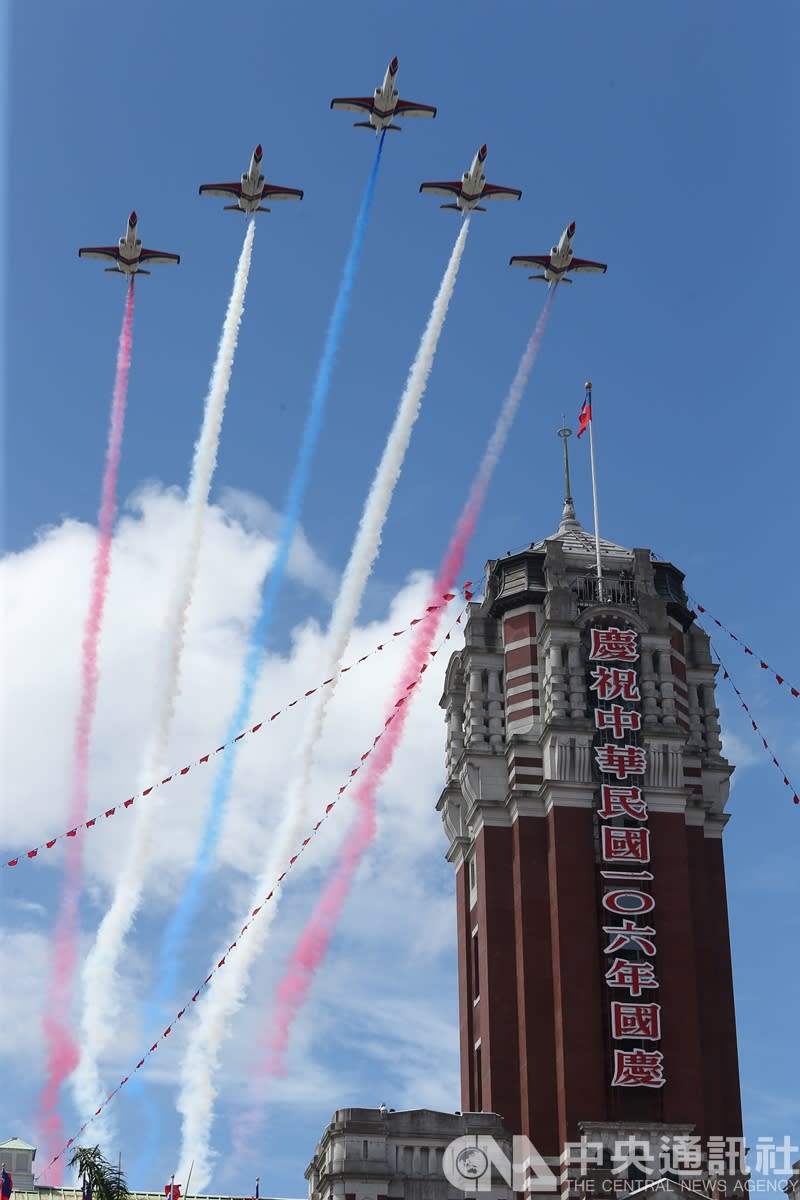 106年國慶大典10日在總統府前舉辦，以「2017 一起更好」為主題，最後由空軍雷虎小組編隊飛越總統府上空，為慶祝活動帶來最高潮。(中央社)