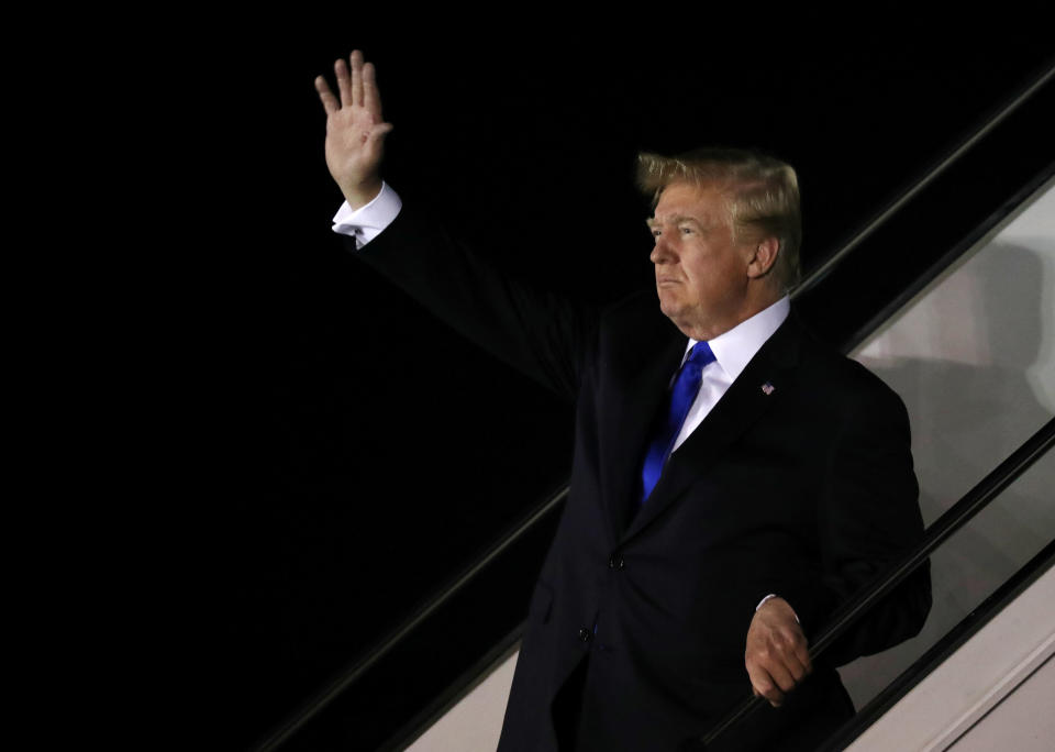 <p>President Donald Trump waves as he disembarks Air Force One after arriving in Singapore, June 10, 2018. (Photo: Jonathan Ernst/Reuters) </p>