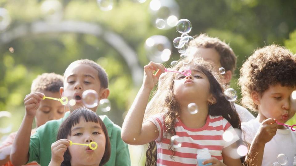 NIños jugando en un parque