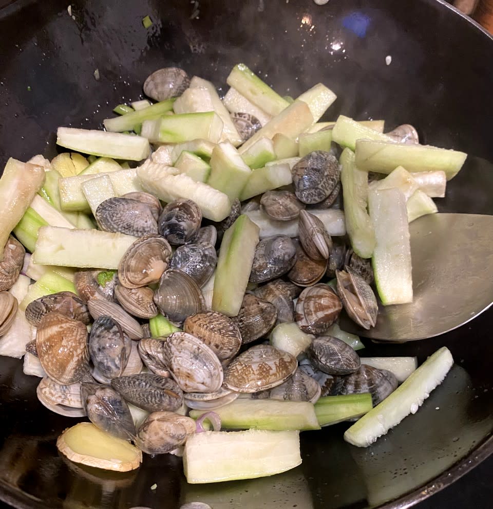 蜆食譜│水瓜炒蜆 只用一種材料起鑊最甜