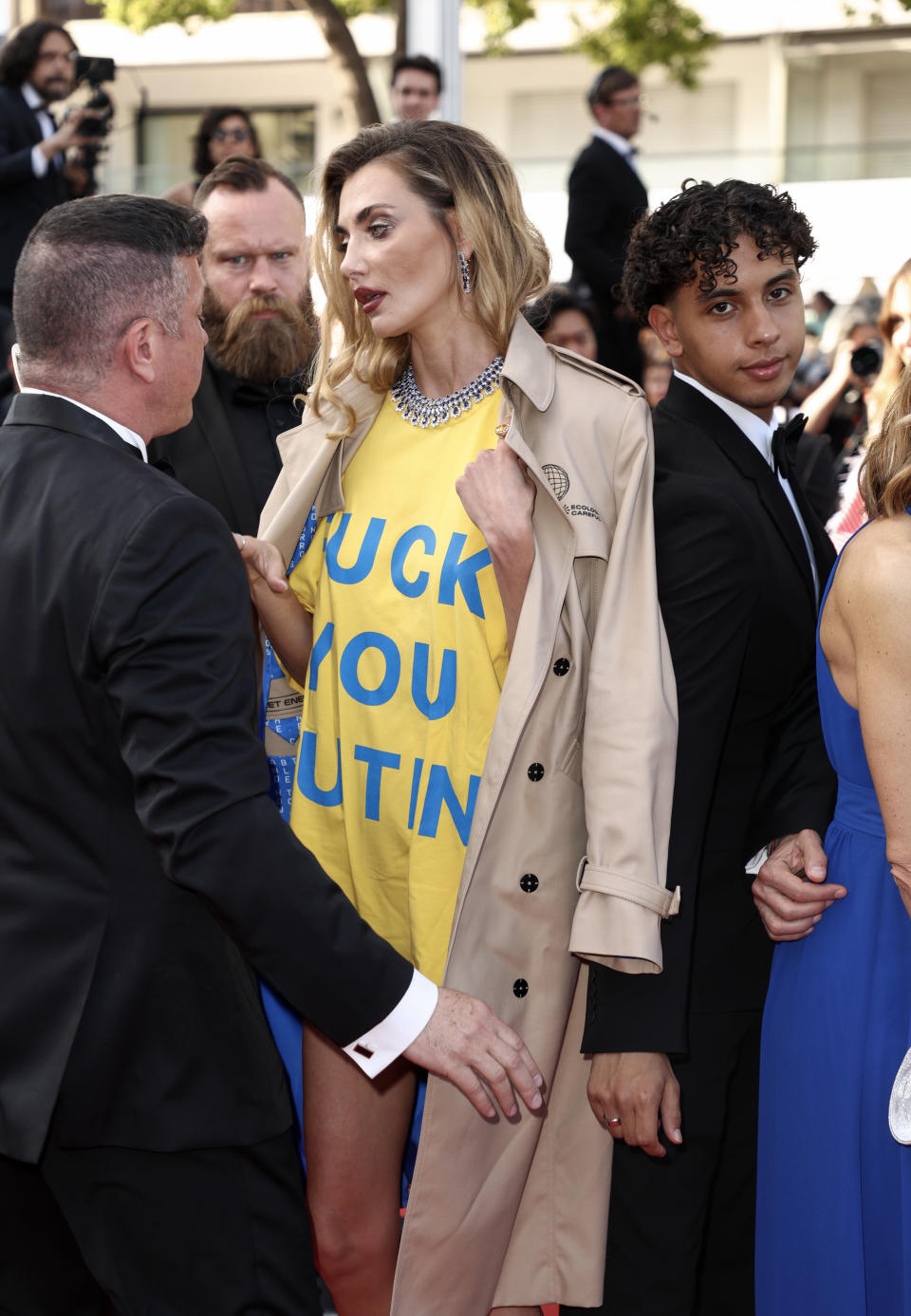 Alina Baikova mit einem T-Shirt mit der Aufschrift 