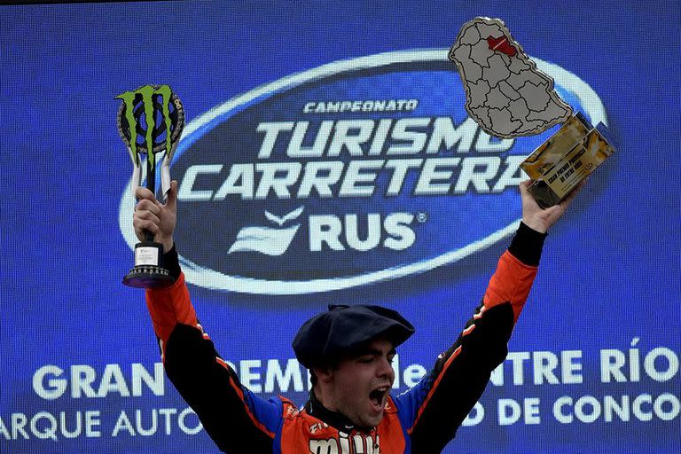 La boina como sello distintivo de las tarea rurales que desarrolla Germán Todino, brillante ganador de la carrera de Turismo Carretera en Concordia