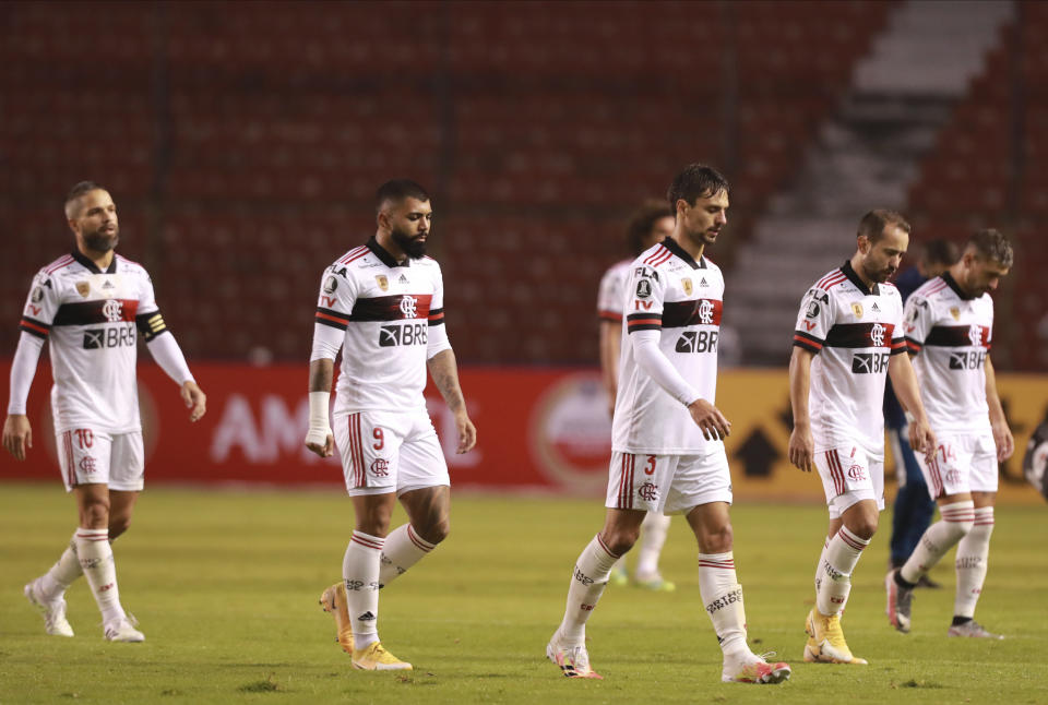 Los jugadores de Flamengo se retiran de la cancha durante el descanso del partido contra Independiente del Valle de Ecuador, el jueves 17 de septiembre de 2020, en Quito, Ecuador. (José Jácome/Pool vía AP)