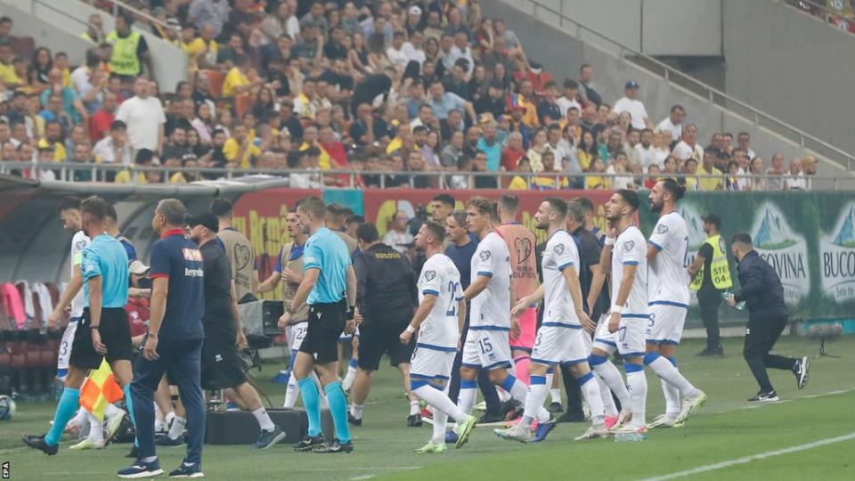 Arbitrul francez Willy Delagude i-a readus pe jucători în vestiare după oprirea meciului