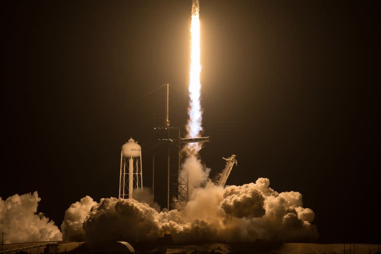 El cohete SpaceX Falcon 9 con la cápsula espacial Crew Dragon despega desde la plataforma 39A en el Centro Espacial Kennedy en Cabo Cañaveral, Florida