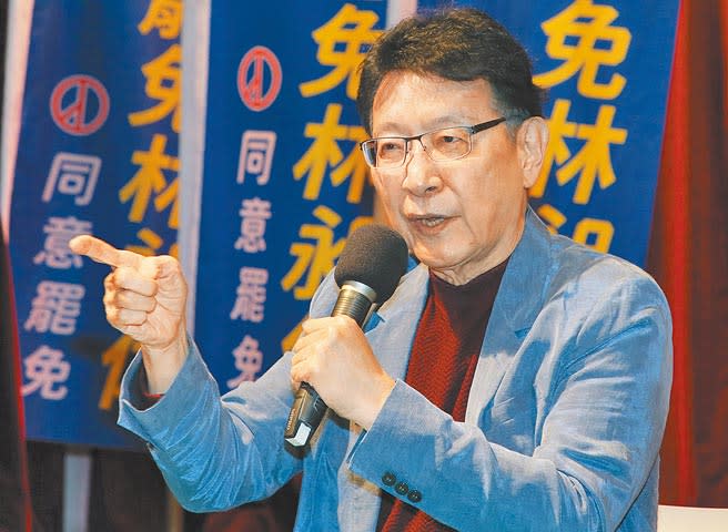 無黨籍立委林昶佐罷免案倒數，中廣董事長趙少康7日和罷免提案人之一的台北市議員鍾小平舉行記者會，重批蔡英文總統在新冠肺炎疫情嚴重之際，多次幫林昶佐站台，只顧選舉不管防疫。（趙雙傑攝）