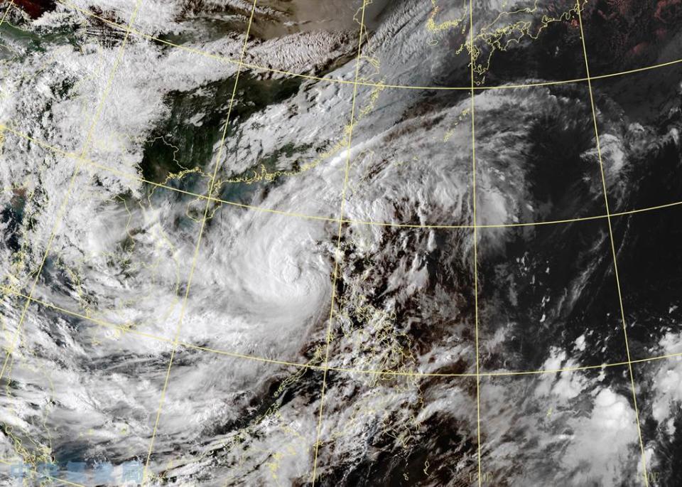 受到東北風及沙德爾颱風外圍環流影響，水氣比昨天（20日）增多，氣象局針對7縣市發布豪大雨特報，基隆北海岸、宜蘭、花蓮及大台北山區有局部大雨或豪雨發生的機率。(氣象局)
