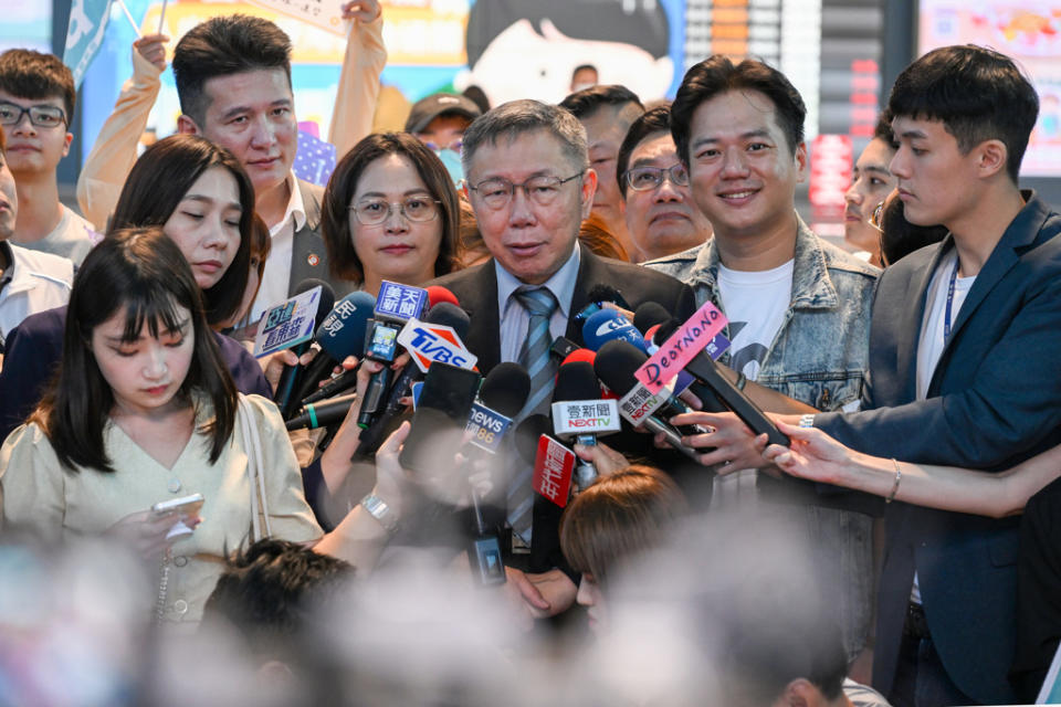 民眾黨總統參選人柯文哲1日上午再次啟程訪美，他在桃園機場受訪時表示，此次訪美主要著重在教育、科技跟產業。他強調從人類歷史上來看2023年最重要的事是ChatGpt的出現，人工智慧在現實社會中實現了。對於藍白合，他說長期以來，每天都聽到國民黨在講合作、合作，可是從來沒有聽到要怎麼合作。（陳麒全