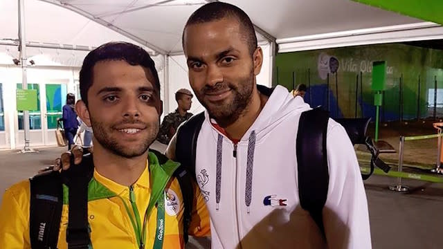 Brazilian Olympic volunteer Vitor Galvani poses with French national basketball team star Tony Parker. (Facebook)