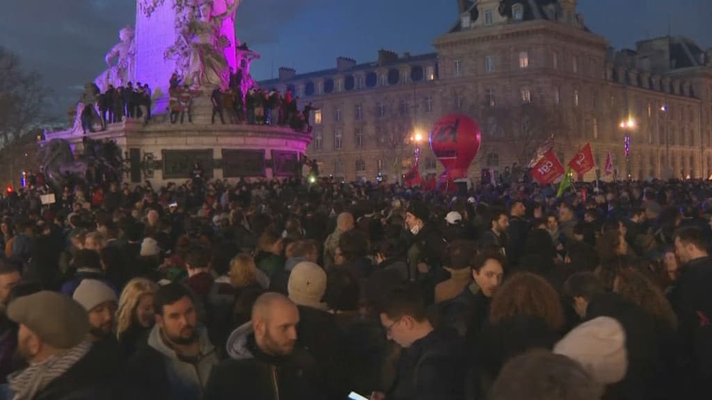 Plusieurs milliers de personnes rassemblées place de la République à Paris pour protester contre la réforme des retraites mardi 21 mars 2023. - BFMTV