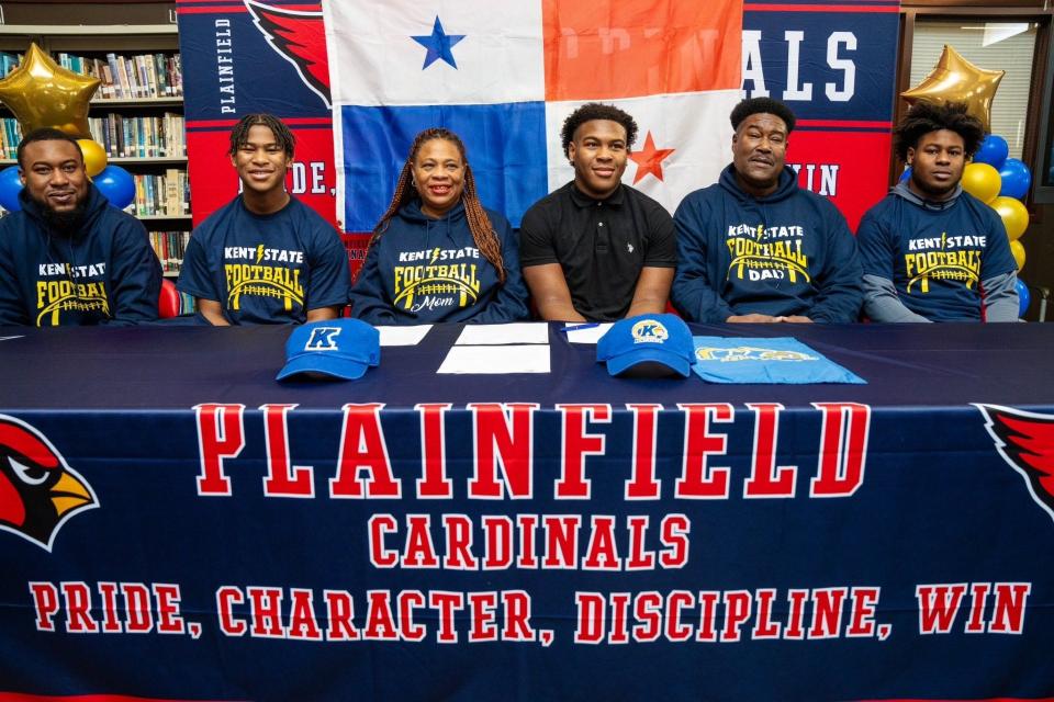 Plainfield’s Josue Cordoba signed to play football at Kent State