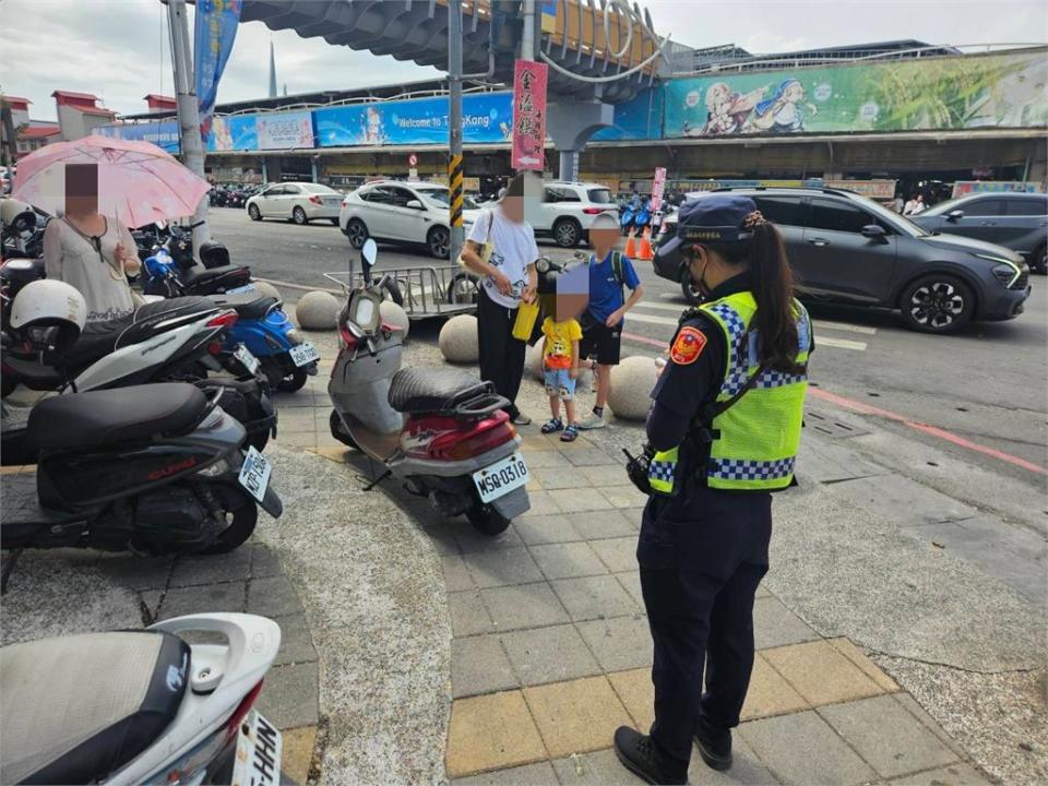 東港華僑市場湧現採買潮　員警取締違停與民眾爆發口角