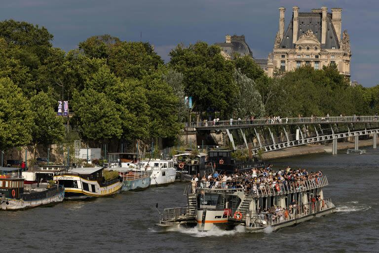 Un bateau touristique navigue sur la Seine à Paris le 10 juillet 2024