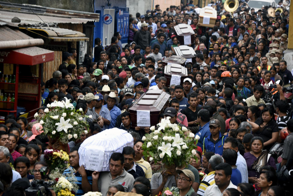 Funeral de siete víctimas de la erupción del volcán Fuego en las calles de la localidad guatemalteca de Alotenango, a 65 kilómetros al suroeste de Ciudad de Guatemala