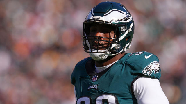 Eagles DE Robert Quinn undergoing knee scope, to be placed on injured  reserve