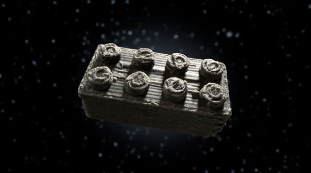 Imagem de um bloco de lego feito com poeira lunar