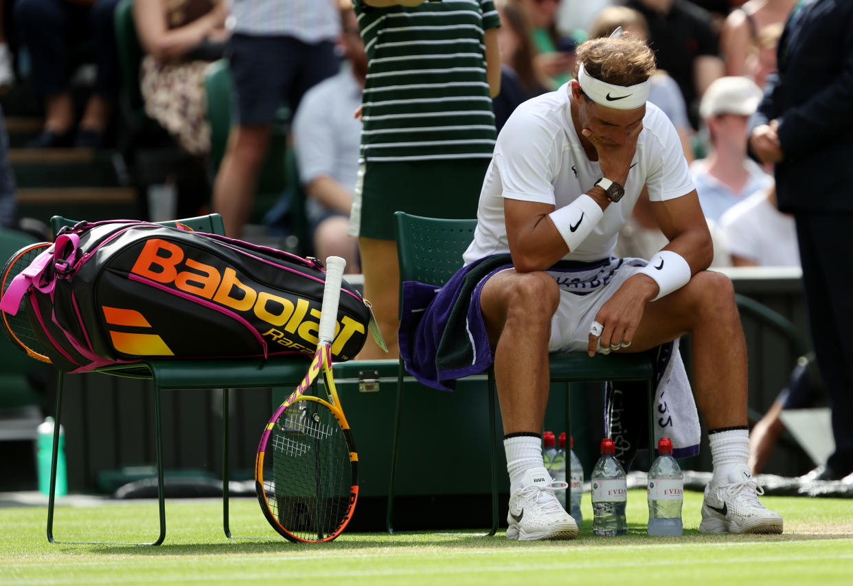 Rafael Nadal quejándose de su lesión durante su partido ante Taylor Fritz en Wimbledon. (Foto: Clive Brunskill / Getty Images).