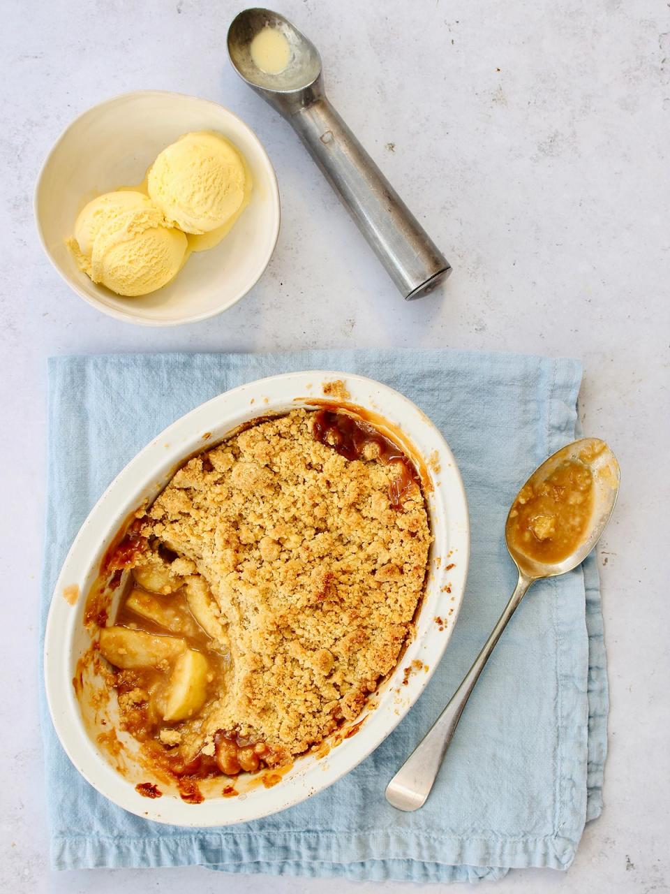 The only thing better than toffee apples – toffee apple crumble (Easy Peasy Baking Campaign)