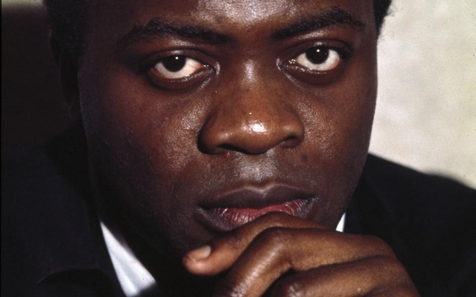 <p>Der Schurke: Dr. Kananga / Mr. Big (Yaphet Kotto). Sein Plan: Verglichen mit früheren Bond-Schurken steckt sich Kananga eher kleine Ziele: Der Heroin-Großdealer will alle Konkurrenten aus dem Markt drängen und so eine Monopolstellung erreichen. Seine Superwaffe: Das Medium Solitaire. Die hübsche Seherin ist keine Waffe im eigentlichen Sinne, für Kananga aber doch höchst bedeutend: Sie liest aus Tarotkarten die Zukunft. (Bild: United Artists)</p> 