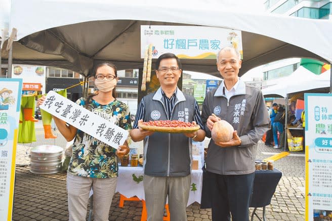 桃園市政府21日首度舉辦休閒農業區農事體驗聯合成果展，副祕書長邱俊銘（中）期許休閒農場持續精進，讓民眾有更多口袋名單可以玩透桃園。（蔡依珍攝）