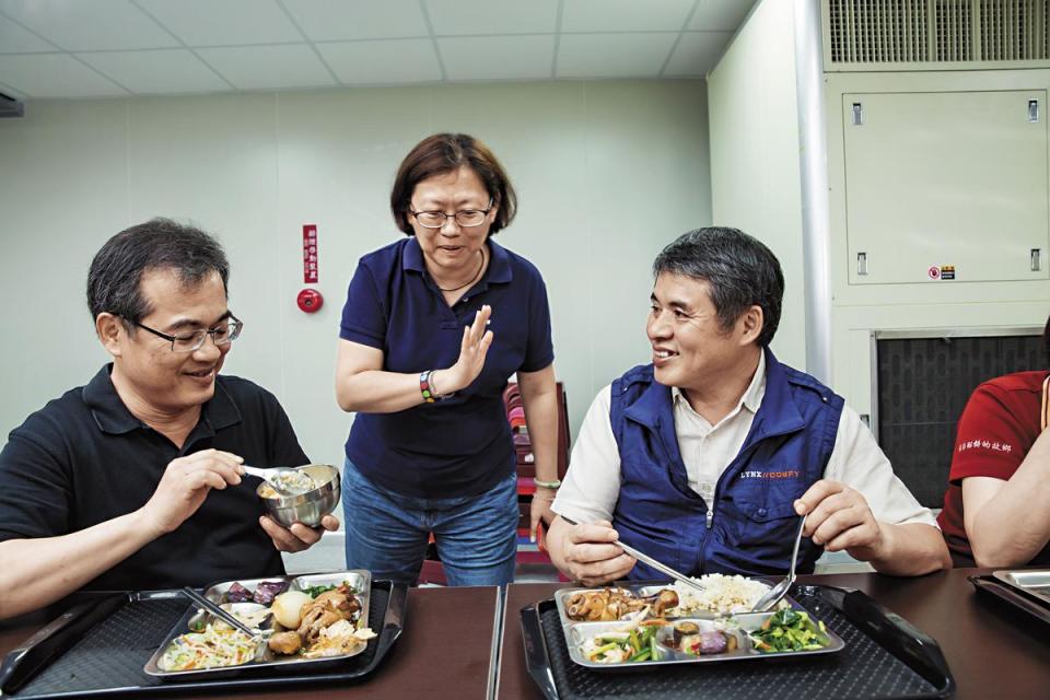 圖為觀光工廠新建置完成的員工餐廳，陳裕賢（右）和三弟陳裕濱（左）永遠記得父親交代要讓員工吃好、吃飽，才有體力做事。