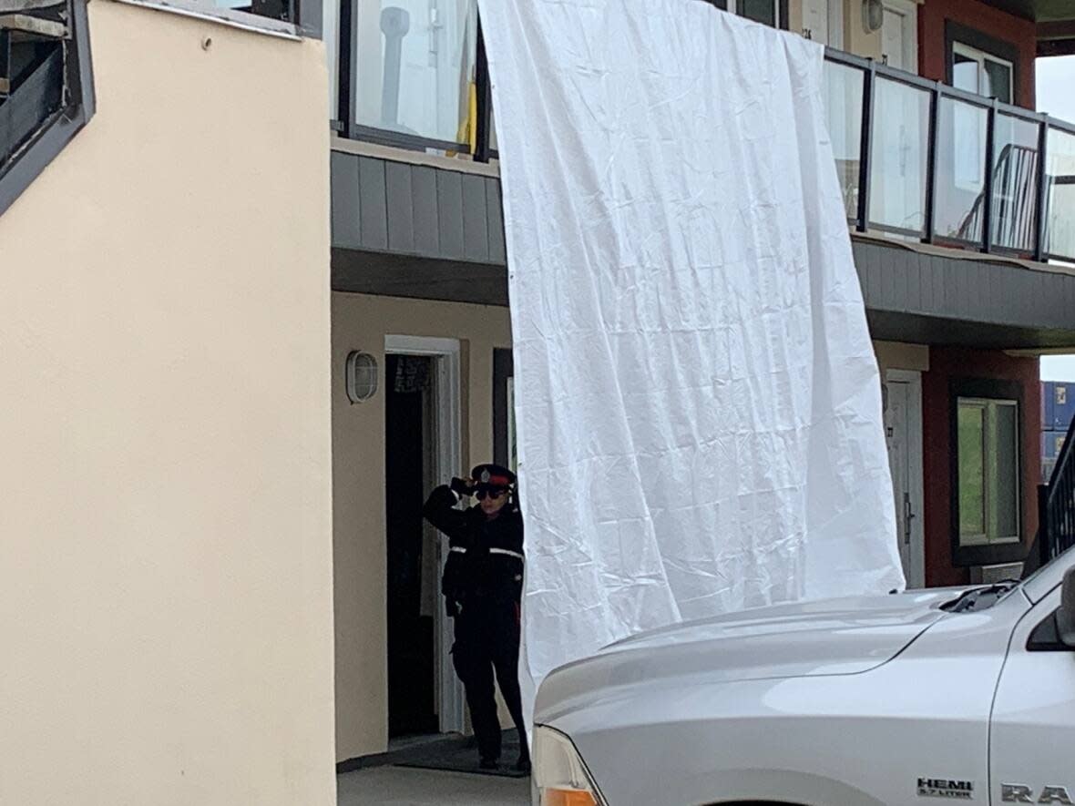 Police at the Royal Lodge motel in south Edmonton in May 2020 after a body was found in one of the rooms.  (Dave Bajer/CBC News - image credit)