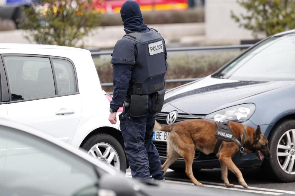 Un policía de elite patrulla con un perro policía en el aeropuerto de Orly, al sur de París, el sábado 18 de marzo de 2017. Un hombre murió baleado en el aeropuerto tras intentar arrebatar su arma a un soldado que protegía el lugar, según la policía, lo que provocó una evacuación parcial de la terminal. (AP Foto/Kamil Zihnioglu)