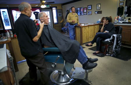 U.S. Republican presidential candidate Michael Petyo campaigns in a barber shop in Hobart, Indiana, November 17, 2015. REUTERS/Jim Young