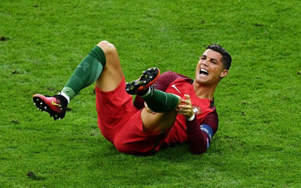 Bitte nicht kaputttreten! Wenn der mehrfache Weltfußballer Cristiano Ronaldo gefoult wird, kann es richtig teuer werden: Auf stolze 212 Millionen Euro sollen seine Beine versichert sein. (Bild: Dan Mullan/Getty Images)