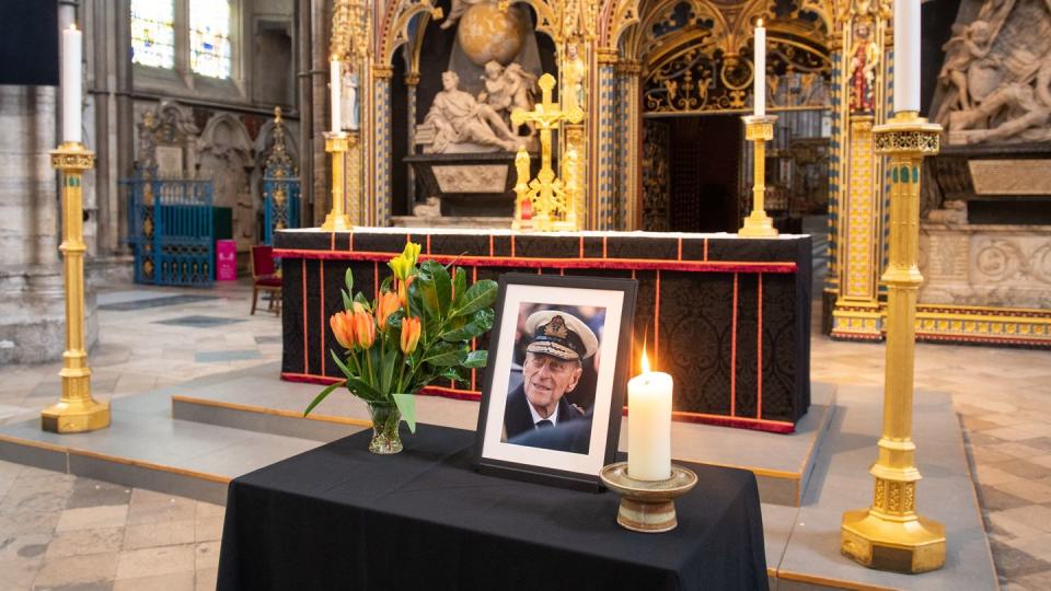 Ein Foto von Prinz Philip, Herzog von Edinburgh, und eine brennende Kerze in der Westminster Abbey.