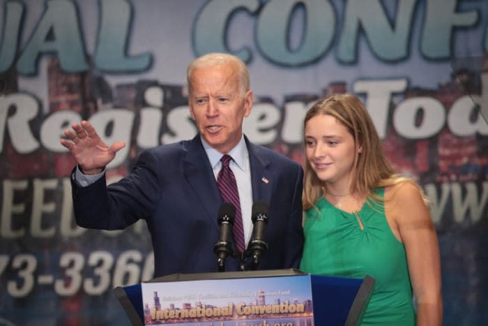 Joe Biden con su nieta