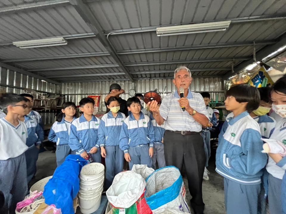 12-劉神父讓慈小學生了解物資再利用的概念，培養惜物愛物的觀念，與慈濟推動環保的理念不謀而合