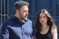 La joven ha copado los titulares en 2020 por su relación con Ben Affleck. Han sido captados en las calles de Los Ángeles en numerosas ocasiones, y en todas ellas hemos visto a la artista con este sencillo look. Tras meses de relación, la pareja se ha separado recientemente. (Foto: Bauer-Griffin / Getty Images)