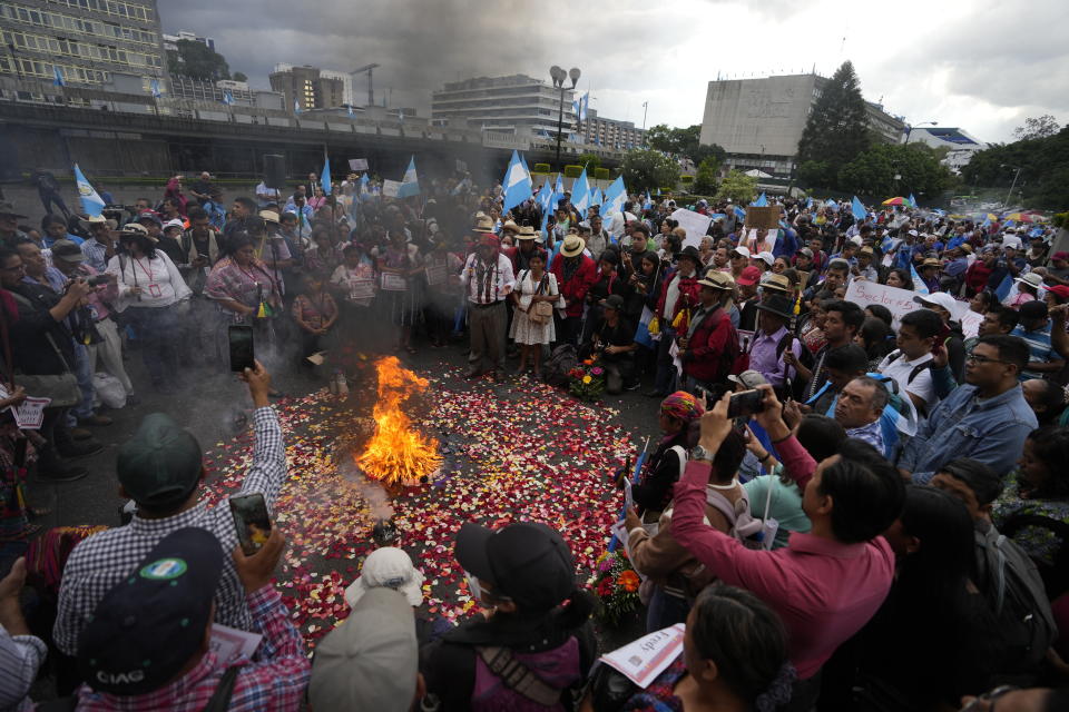 Personas indígenas queman incienso y encienden velas en una marcha para exigir la renuncia de la fiscal general de Guatemala, Consuelo Porras, en Ciudad de Guatemala, el lunes 18 de septiembre de 2023. El presidente electo de Guatemala, Bernardo Arévalo, llamó a los guatemaltecos a protestar en las calles ante los intentos de obstaculizar su presidencia y para pedir la renuncia de la fiscal general. (AP Foto/Moisés Castillo)