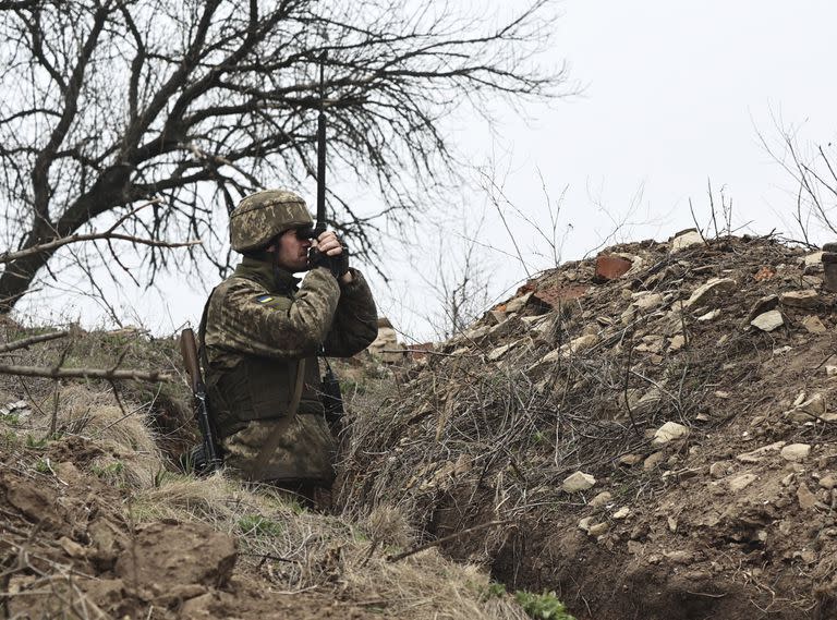 Un soldado ucraniano en la línea de separación con los efectivos prorrusos en Donetsk