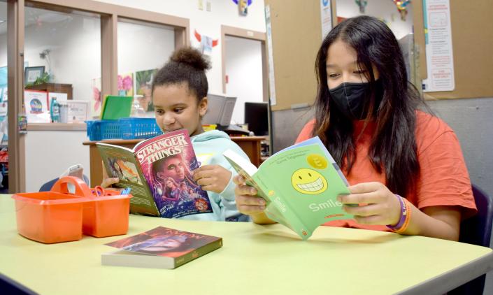 Los estudiantes de quinto grado de la Escuela Primaria West Bay prueban sus nuevos libros luego de una Feria del Libro Scholastic en la escuela patrocinada por la Fundación Addie y Baylor Kirchgessner.