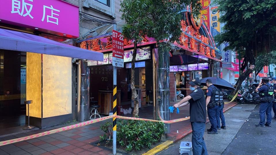 台北市大同區一間三溫暖10日傍晚發生槍擊案，造成兩人受傷，警方獲報到場拉起封鎖線蒐證調查，33歲彭姓槍手隨後自行向警方投案。（翻攝照片／中央社）
