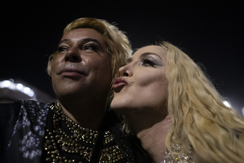 La artista Rinnaldy Borba, vestida como Madonna, posa para una selfie con un fan durante un ensayo de la gira Celebration de Madonna en Río de Janeiro, Brasil, el jueves 2 de mayo de 2024. Madonna concluyó su gira el sábado con un concierto gratuito en la playa de Copacabana. (Foto AP/Bruna Prado)