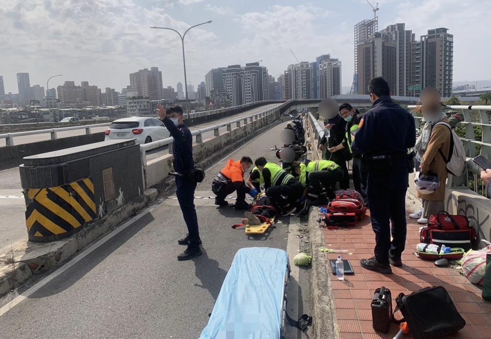 80歲婦人騎機車在華江橋自摔送醫不治。（圖／翻攝畫面）