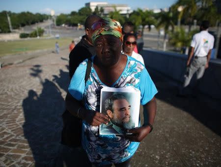 People stand in line to pay tribute to Cuba's late President Fidel Castro in Revolution Square in Havana, Cuba, November 28, 2016. REUTERS/Alexandre Meneghini