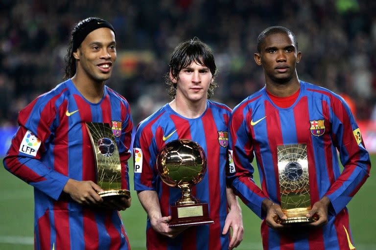 Messi con Ronaldinho y Eto´o muestran sus trofeos en el Camp Nou antes del partido frente a Celta, el 20 de diciembr de 2005