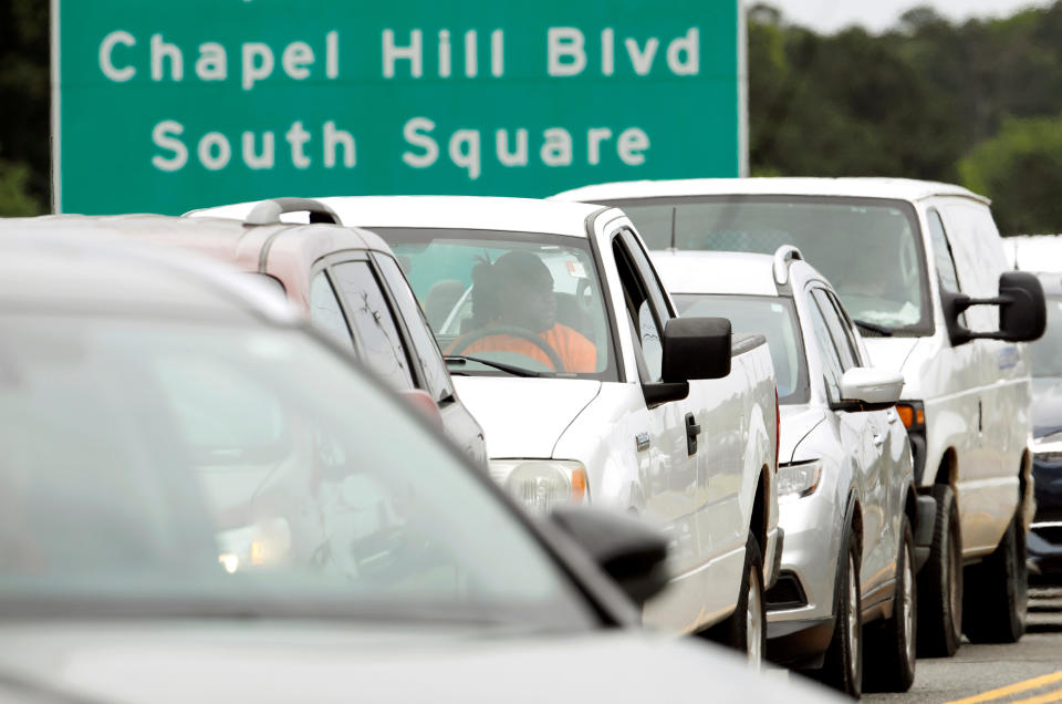 Image: vehicles line up to enter a gasoline station during surge in demand for fuel in Durham, North Carolina (Jonathan Drake / Reuters)