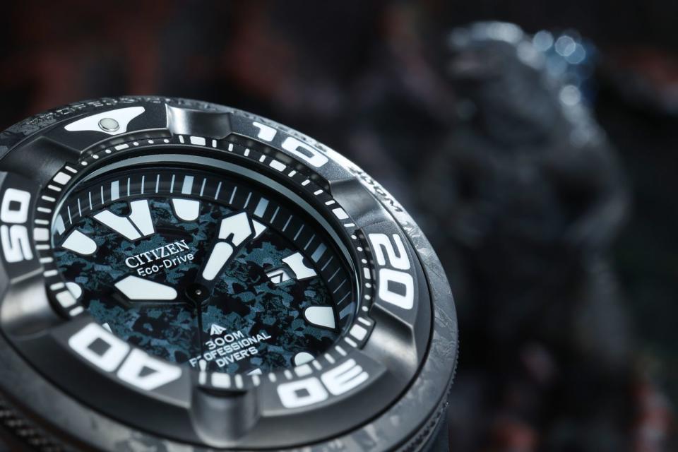 今年PROMASTER系列與哥吉拉展開合作，推出兩款主題限量錶，面盤、錶圈與錶殼皆有類似哥吉拉的紋路，面盤當中更藏有哥吉拉圖案。