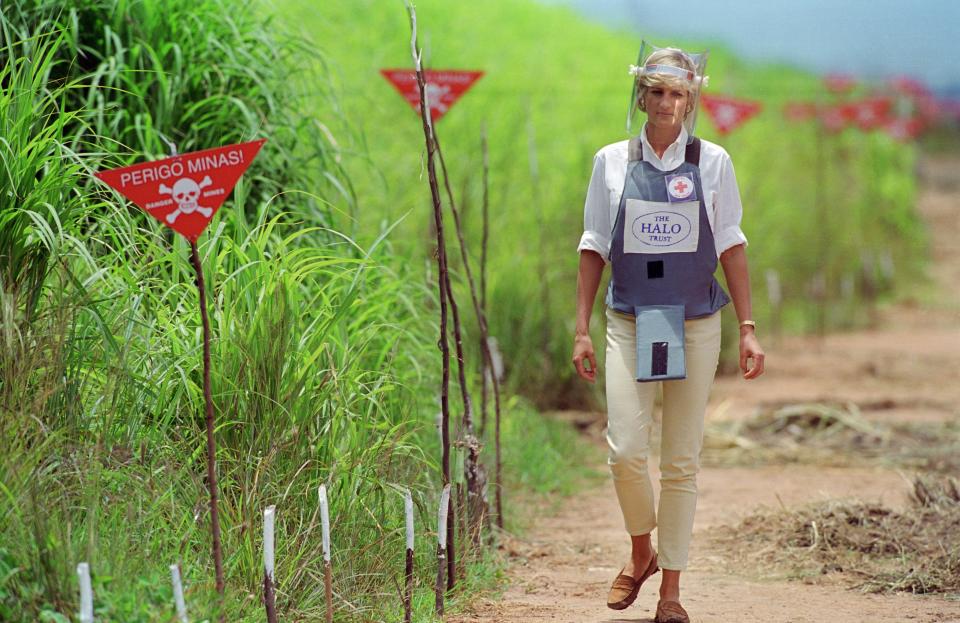 ANGOLA - JANUARY 05:  Diana, Princess of Wales wearing protective body armour and a visor visits a landmine minefield being cleared by the charity Halo in Huambo, Angola  (Photo by Tim Graham Photo Library via Getty Images)