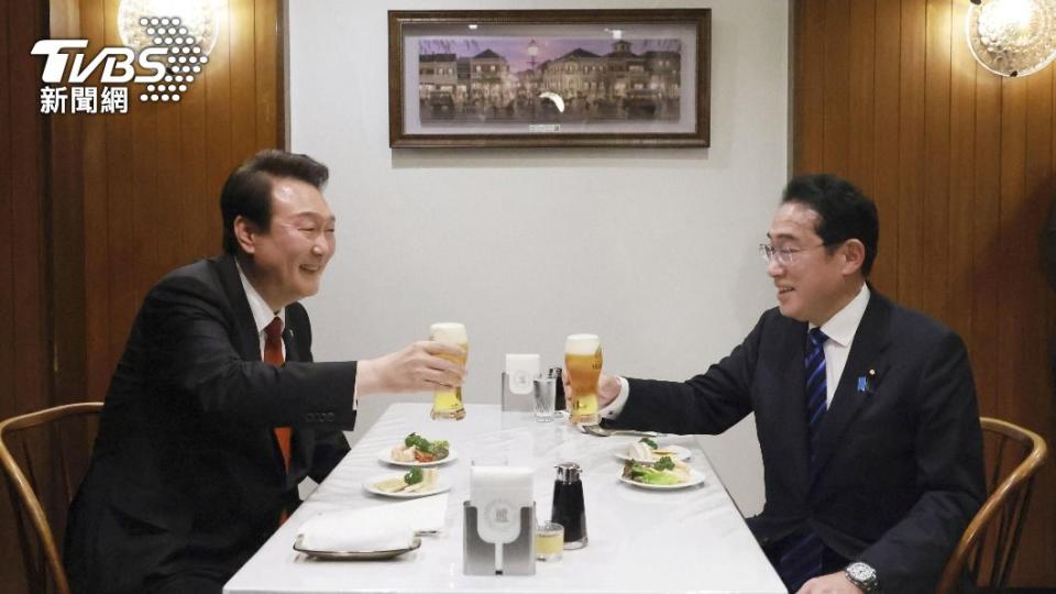 本次出訪，尹錫悅還與岸田大啖蛋包飯、舉杯對飲。（圖／達志影像美聯社）