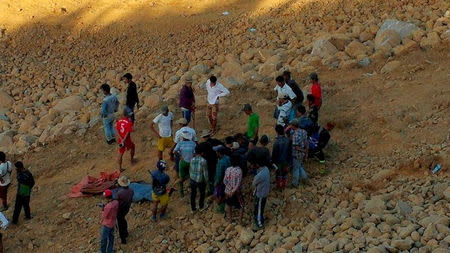 People look for dead bodies following a landslide in Hpakant jade mine in Kachin state November 21, 2015. REUTERS/Stringer