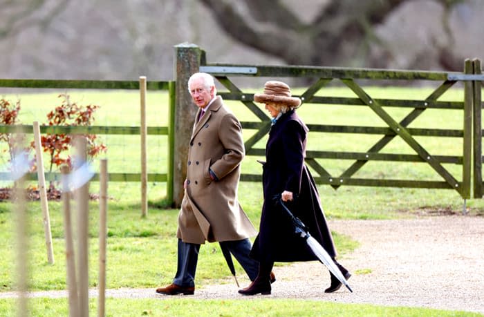 El soberano británico con su esposa