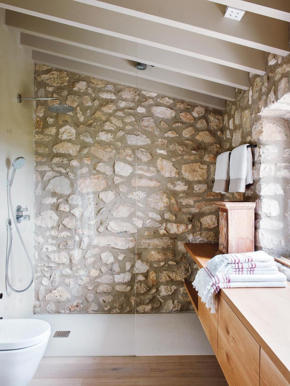 <p>En algunos baños también se ha preferido mantener la pared de piedra. Rompe con la estética moderna del baño, aporta naturalidad y le da un toque muy acogedor. ¿Te animarías a poner este tipo de paredes?</p>