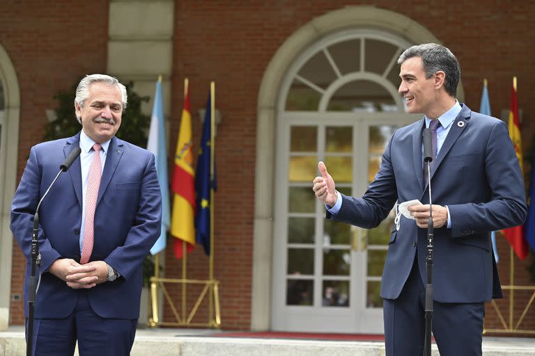 El presidente del gobierno de España, Pedro Sánchez, a la derecha, pronuncia un discurso junto al mandatario de Argentina, Alberto Fernández, en el Palacio de la Moncloa en Madrid el martes 11 de mayo de 2021. (Gabriel Bouys/Pool vía AP)